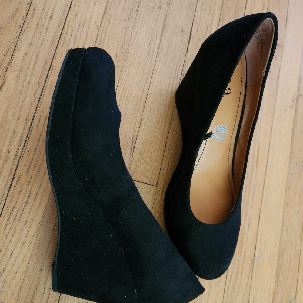 Women's wedge pumps